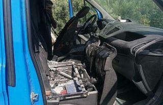 Servisteki kargo aracı hareket halindeyken alev aldı,...