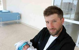 Sesiyle gündem olmuştu, yeni doğan bebeğinin kulağına...