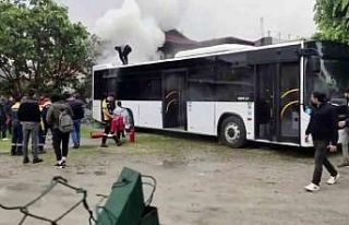 Sevkiyata hazır otobüs otoparkta alev aldı