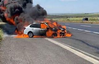 Seyir halinde bulunan otomobil alev topuna döndü