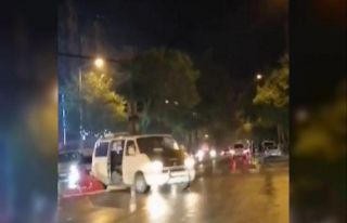Seyir halinde kapısı açık minibüsten böyle düştü