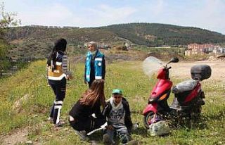 Seyir halindeki motosiklet devrildi, sürücüsü...