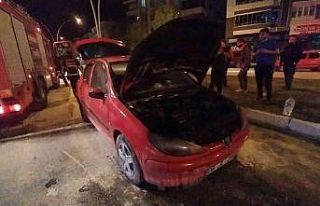 Seyir halindeki otomobil alev aldı
