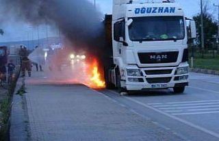 Seyir halindeki tırın tekerleri yandı