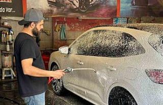 Sıcaklık arttı oto yıkamacılarda işler açıldı