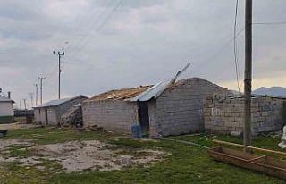 Şiddetli rüzgar çatıları uçurdu