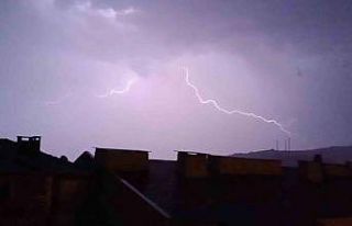 Şiddetli yağmur öncesi gökyüzü böyle aydınlandı