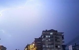 Şiddetli yağmurla birlikte çakan şimşekler gökyüzünü...