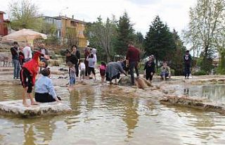 Şifalı kırmızı suya turist akını