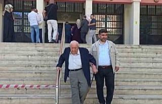 Siirt’te 90 yaşındaki Şükrü amca sandık başına...