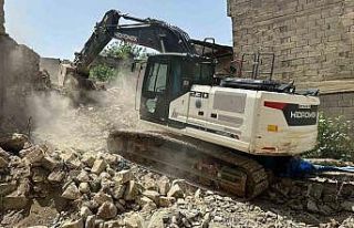 Siirt’te metruk binaların yıkımı sürüyor