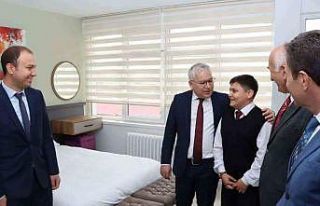 Şimşek çikolata üreten öğrencileri tebrik etti