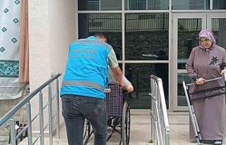 Sındırgı’da engelli vatandaşlar ekiplerin yardımıyla...