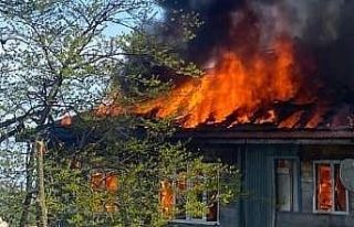 Sinop’ta iki katlı ahşap ev küle döndü