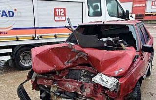 Sinop’ta otomobil traktörle çarpıştı: 2 yaralı