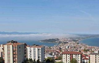 Sis bulutları denizden gelerek şehrin üzerinden...