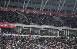 Sivassporlu taraftarlar stadyumun büyük bölümünü...