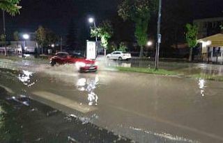 Sivas’ta kuvvetli yağış caddeleri göle çevirdi