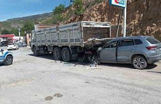 Sivas’ta otomobil kamyonun altına girdi: 1’i...