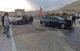 Sivas’ta otomobiller kafa kafaya çarpıştı, sürücülerin...