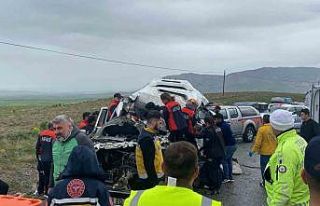 Sivas’ta servis aracı ile tır çarpıştı: Ölü...