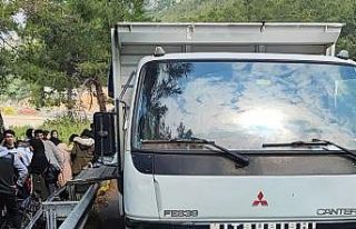 Şoförünün kaçtığı kamyonda 35 düzensiz göçmen...