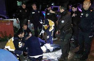 Sokak ortasında silahlı saldırıya uğrayan şahıs...