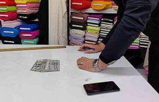 Sokakta bulduğu dolarları sahibine ulaştırdı