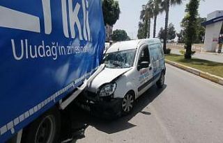 Su nakliyesi yapan araçların kazasında sıkışan...