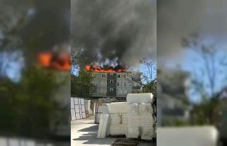 Sultanbeyli’de 4 katlı binanın çatısı alev...