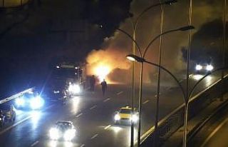 Sultanbeyli’de otomobil alev alev yandı