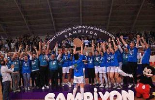 Süper Lig’e yükselen İzmit Belediyespor kupasını...