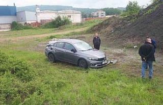 Sürücüsünün kontrolünü kaybetti otomobil şarampole...