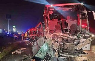 Susurluk’ta otobüs tıra arkadan çarptı