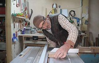 Tahta parçaları emekli Edebiyat öğretmeninin elinde...