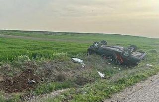 Takla atan otomobilde 2 kişi yaralandı