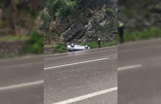 Takla atan otomobilden hafif yaralı çıktı