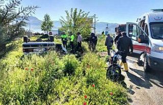 Takla atıp ters dönen araçtan sağ çıktılar