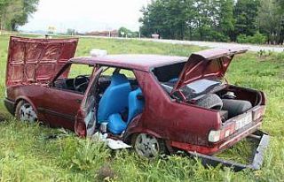 Taklalar atarak tarım arazisine giren otomobilin...