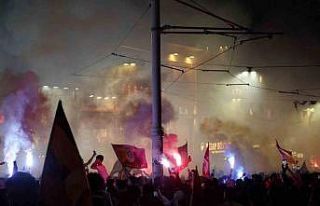Taksim sarı-kırmızıya büründü