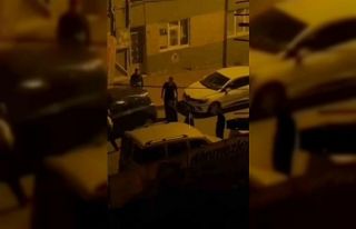 Tartıştığı kişilerin üzerine otomobil sürdü,...