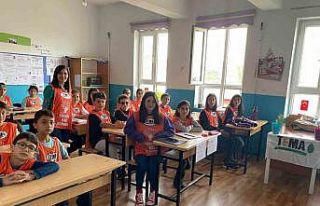 Taşova’da minik doğaseverler parkta fidan dikti