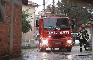 Tavşanlı’da yıldırım düşen evin çatısında...