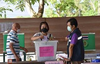 Tayland’da halk sandık başında