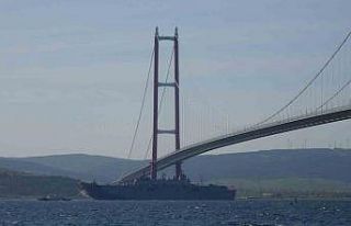 ‘TCG Anadolu’ 1915 Çanakkale Köprüsü altından...