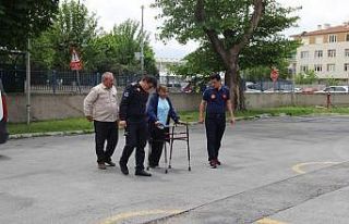 Tek ayakları ile kendilerini kurtaran ekipleri ziyaret...