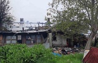 Tek katlı ahşap ev çıkan yangında kullanılamaz...