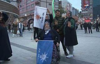 Tekerlekli sandalye ile kutlamalara katıldı