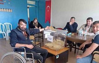 Tekerlekli sandalye ile sandık başına geldi