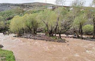 Tekman’da sağanak yağış derelerin taşmasına...